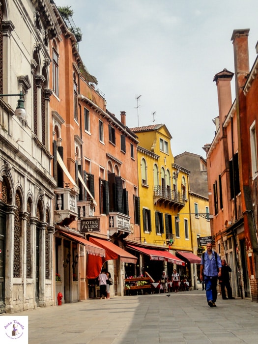 Srolling through Venice main tourist attractions