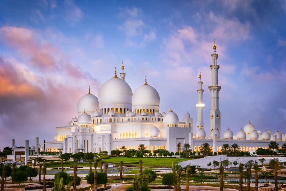 Sheikh Zayed Mosque in Dubai @shutterstock