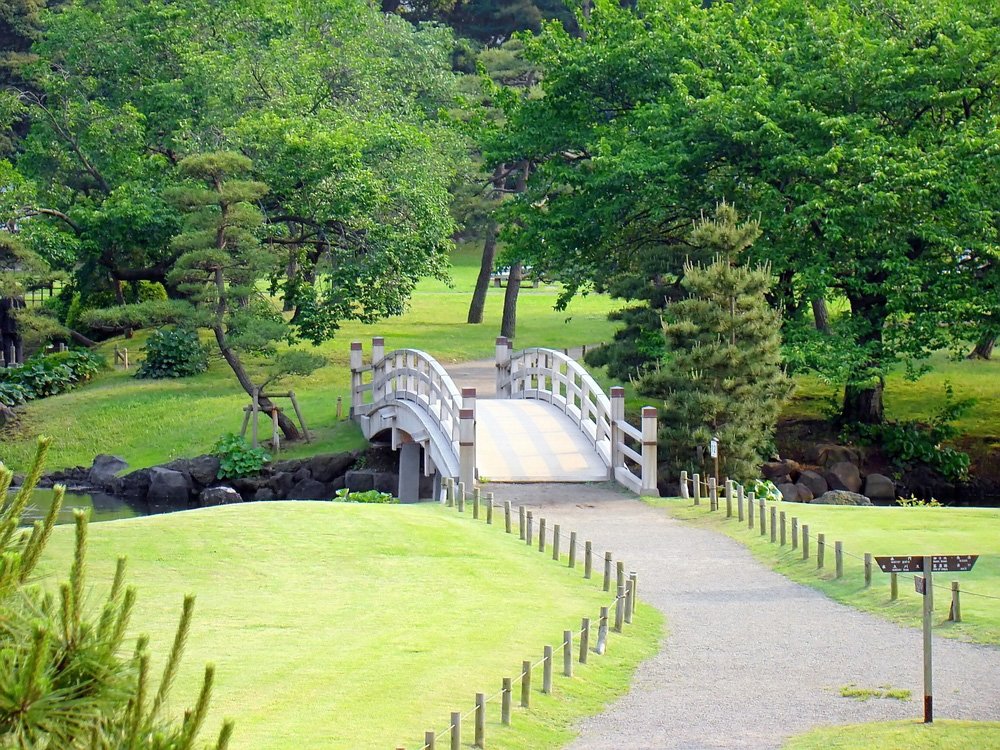 @shutterstock HAMARIKYU TEIEN places to see in Tokyo for female traveler